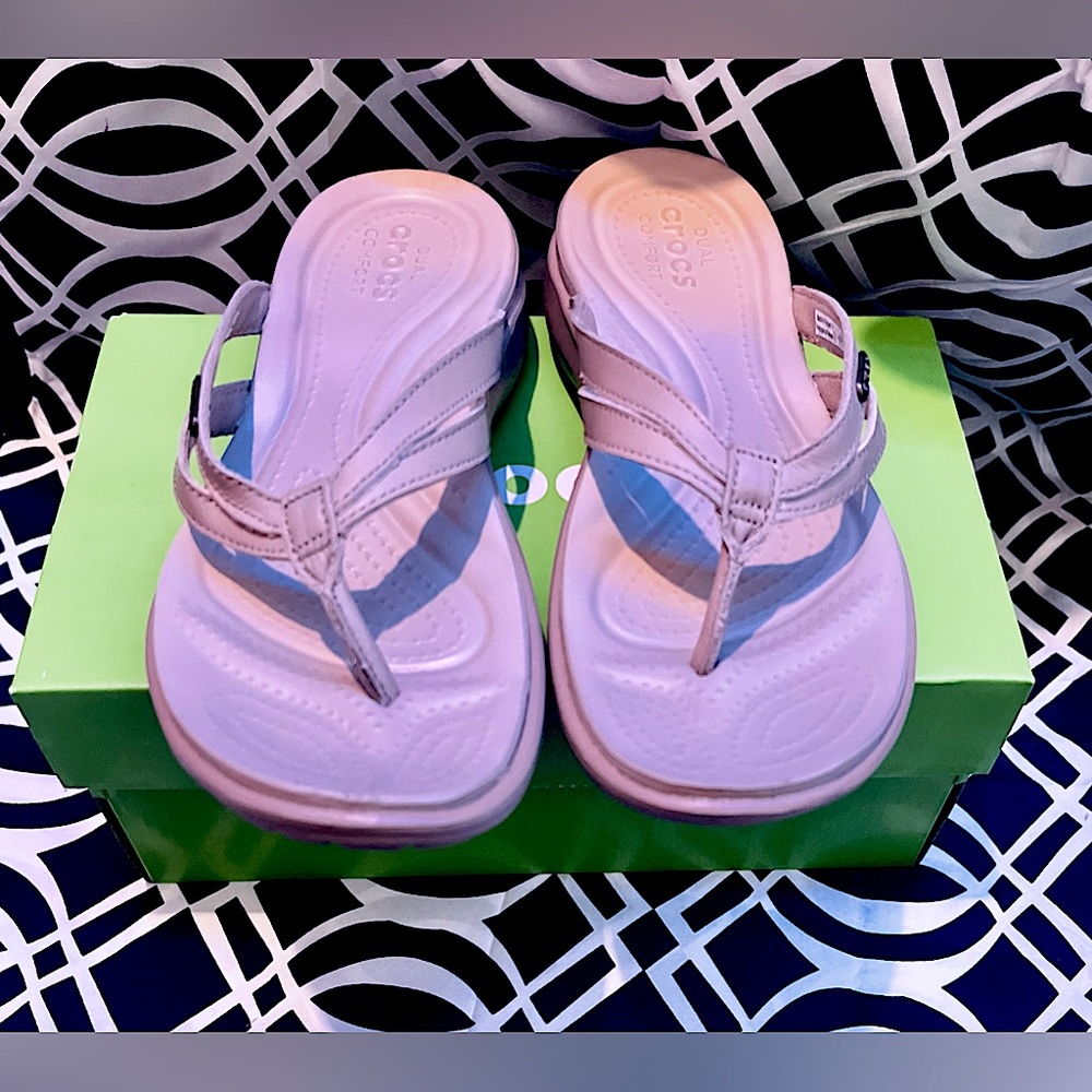 ✨Women’s Crocs Flip Flops✨